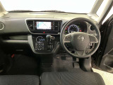 運転席周りのレイアウトをご覧ください。ナビゲーションが綺麗に装着されすっきり収まってますね!