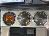 【オートエアコン】一度お好みの温度に設定すれば、車内の温度を検知し風量や温度を自動で調整。暑い&hellip;寒い&hellip;と何度もスイッチ操作をする必要はありません。快適な車内空間には必須の機能ですね♪