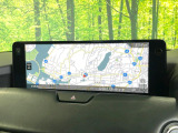 【12.3インチマツダコネクト】車内の雰囲気にマッチした大型ディスプレイ。スマホ接続でのナビ使用やBluetooth再生等、様々な機能が楽しめます。直感的なダイヤル操作が可能で、使い勝手も良好です。