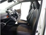 シックな色使いの運転席周りですね。すっきりとしたデザインで上品な色使いです。居心地の良い運転席長く座ってられるリラックスできるデザインがいいですね。