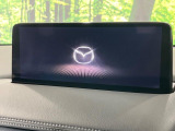 【10.25インチマツダコネクト】車内の雰囲気にマッチした大型ディスプレイ。スマホ接続でのナビ使用やBluetooth再生等、様々な機能が楽しめます。直感的なダイヤル操作が可能で、使い勝手も良好です。