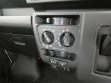 調整が容易なマニュアルエアコンです。夏は快適に、冬も車内の曇りを取ってくれるので安全です♪