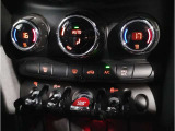 MINIの内装はとにかく『円』に拘ったデザインコンセプトが一目で伝わってきます。これほど円形に拘った車は他に御座いません。伝統のデザイン、トグルスイッチなど遊び心のある内装で御座います。