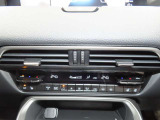 運転席と助手席それぞれで温度調整が可能なオートエアコンに加え、ステアリングヒーターと前二席分のシートヒーターが車内を快適に保ちます。