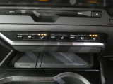 運転席・助手席は、ヒーター&ベンチレーション付シートです。暑い時期も寒い冬も快適に過ごせるうれしい装備です。