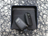 【スマートキー】キーをバッグやポケットに入れたままでもドアロックの開閉が出来るほか、エンジンキーを挿さなくてもエンジンスタートストップが出来ます。