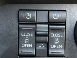 両側電動スライドドアのスイッチ付です。車内からもスイッチひとつで楽にドアの開閉が可能です。電動なので開閉時に力を使う必要がなく、半ドアになることもありません!