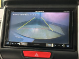 リバースギアに入れるだけで後方の表示へ切り替わります。夜間や雨の日の駐車も楽になりますよ。