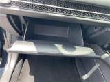 【グローブボックス】大容量のグローブボックスです!!車検証ケース他、日頃使う小物類の収納スペースもたくさんあります!