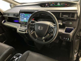 運転席周りのレイアウトをご覧ください。ナビゲーションが綺麗に装着されすっきり収まってますね!