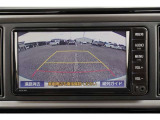 【バックモニター】 後退時に車両の後ろ側を表示します。車庫入れなどでバックする際に安心です。