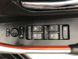 パワーウィンドのスイッチです。運転席に座りながら、助手席や後席の窓を開け閉めできるので大変便利ですよ。
