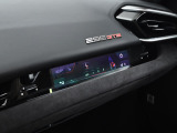 オプションのパッセンジャーディスプレイを装備しております。車両状態のほか、オーディオなど各種の情報を表示され、助手席の方も一緒に楽しめるようになっております。