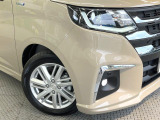 【LEDヘッドライト】悪天候や夜間走行時も良好な視界を確保し安心して運転できる高輝度LEDヘッドライトを装備!点灯速度が早く、消費電力も抑えられています。