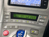 【オートエアコン】一度お好みの温度に設定すれば、車内の温度を検知し風量や温度を自動で調整。暑い&hellip;寒い&hellip;と何度もスイッチ操作をする必要はありません。快適な車内空間には必須の機能ですね♪