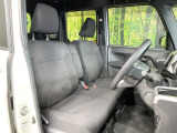 運転席まわりには十分なスペースがあり、大柄な方でもゆったり運転していただける環境です。