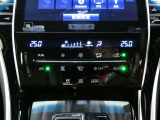 左右独立温度コントロールオートエアコンです。運転席、助手席それぞれで独立して温度設定ができます。冷え性の方が乗っても安心ですね♪