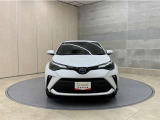 お車購入のポイントとなるフロントマスクです!シャープな目つきが印象的なデザインのヘッドランプです。