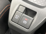 【電動パーキングブレーキ】パーキングブレーキは便利な電動式!ボタン一つで操作でき、アクセルを踏めば自動で解除されます♪レバーやペダルが無いので運転席廻りもすっきりしますね♪