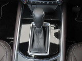 CX-5のシフトレバーです。MTモード付きの6ATで、しなやかな走りを支えます。