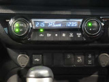 左右独立温度コントロールフルオートエアコンです。運転席、助手席それぞれで独立して温度設定ができます。冷え性の方が乗っても安心ですね♪