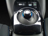 「未来」の運転感覚。手のひらで包むようにしてシフトする電制シフト。