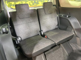 床下収納式のサードシートです。座席部分をコンパクトに収納でき、広大な荷室スペースとしてお使いいただけます!乗車人数や荷物の量など利用シーンに合わせて3列目を有効活用でき、とっても便利♪