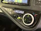 【オートエアコン】一度お好みの温度に設定すれば、車内の温度を検知し風量や温度を自動で調整。暑い&hellip;寒い&hellip;と何度もスイッチ操作をする必要はありません。快適な車内空間には必須の機能ですね♪