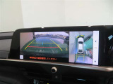 パノラミックビューモニター搭載。カメラで車両周囲の状況を映し出すため、狭い場所での駐車などに役立ちます。