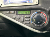 【オートエアコン】一度お好みの温度に設定すれば、車内の温度を検知し風量や温度を自動で調整。暑い&hellip;寒い&hellip;と何度もスイッチ操作をする必要はありません。快適な車内空間には必須の機能ですね♪