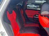 メルセデス・ベンツの定める厳しい基準をクリアしたお車のみをご案内させて頂きます。納車前整備はメーカー規定に基づき当店3Fの指定工場で入念に行なわれます。熟練のメカニックがお客様のお車を整備致します。