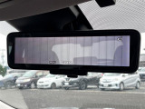 【デジタルインナーミラー】車両後方カメラの映像をミラーに映すことが出来ます。 そのため、後席に人や荷物があって後方が見えづらい場合でもしっかり視界を確保することが出来ます。