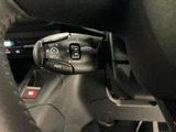 アダプティブクルーズコントロールは、フロントバンパーのレーダーセンサーを使用し、前方の車両の加減速に応じて自動的にスピードを調節、車間距離を維持します。(時速30km以上で使用可能)