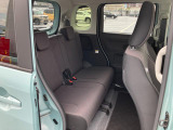 リヤシートも全車消毒済み。足元も軽とは思えない広さがあります。ドアには小物を収納できる便利な【リヤポケット】付。
