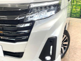 【LEDヘッドライト】悪天候や夜間走行時も良好な視界を確保し安心して運転できる高輝度LEDヘッドライトを装備!点灯速度が早く、消費電力も抑えられています。