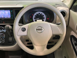 インテリアに合わせたデザインのステアリングは、運転される方のことも考え、運転しやすい形状、大きさです。是非一度、実際に触ってお確かめください。