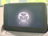 【マツダコネクト】車内の雰囲気にマッチした一体型タイプのディスプレイ。各種車輌設定やBluetooth再生等、様々な機能が楽しめます。専用SDカードのご購入で、ナビ機能も使用出来ます。
