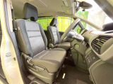 運転席まわりには十分なスペースがあり、大柄な方でもゆったり運転していただける環境です。