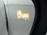 隣車線を走る車両をレーダーで検知し、ドアミラーでは確認しにくい後側方エリアに存在する車両に加え、急接近してくる車両も検知します。車両を検知するとドアミラーに搭載されたLEDインジケーターが点灯します。