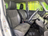 運転席まわりには十分なスペースがあり、大柄な方でもゆったり運転していただける環境です。