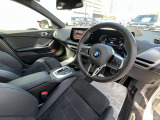 【コックピットシート】BMW車の主役席。車体中央にくる様に配置し車両重心とが一致する事でドライバーと車との一体感あるドライビングを実現。人間工学に基づき形成した形状が長時間のドライブ疲労も軽減します!