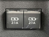 リヤ充電用USB端子付き。スマートフォンなどの充電に便利です。