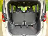 普段のお買い物や通勤、送迎等に十分な荷室スペースを確保しております。セカンドシートを倒すと、大きな荷物の積載も可能です♪