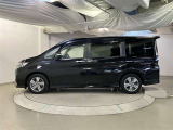両側パワースライドドア付きだから、狭い駐車スペースなどでの 乗り降りラクラク!小さなお子さまのいるご家庭には嬉しい装備。