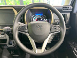 インテリアに合わせたデザインのステアリングは、運転される方のことも考え、運転しやすい形状、大きさです。是非一度、実際に触ってお確かめください。