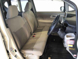 運転席の座面高さを調整できるシートリフターが付いています。フロントシートはベンチシートを採用で、座面も広く使い勝手もいいですよ♪