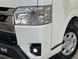 【LEDヘッドライト】悪天候や夜間走行時も良好な視界を確保し安心して運転できる高輝度LEDヘッドライトを装備!点灯速度が早く、消費電力も抑えられています。