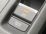 【オートブレーキホールド】信号待ちや渋滞で停車時にブレーキから足を離しても、停止状態を保持してくれます。前進するときはアクセルを踏めば自動で解除されるので安心♪街乗り運転が楽になります♪