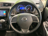 インテリアに合わせたデザインのステアリングは、運転される方のことも考え、運転しやすい形状、大きさです。是非一度、実際に触ってお確かめください。