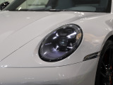 LEDマトリックスヘッドライトは、カメラによる先行車および対向車検知、メインビームコーンの個別セグメントをインテリジェントに 常に調光。 ドライバーの眩惑を避けるための交通標識部分は減光させます。